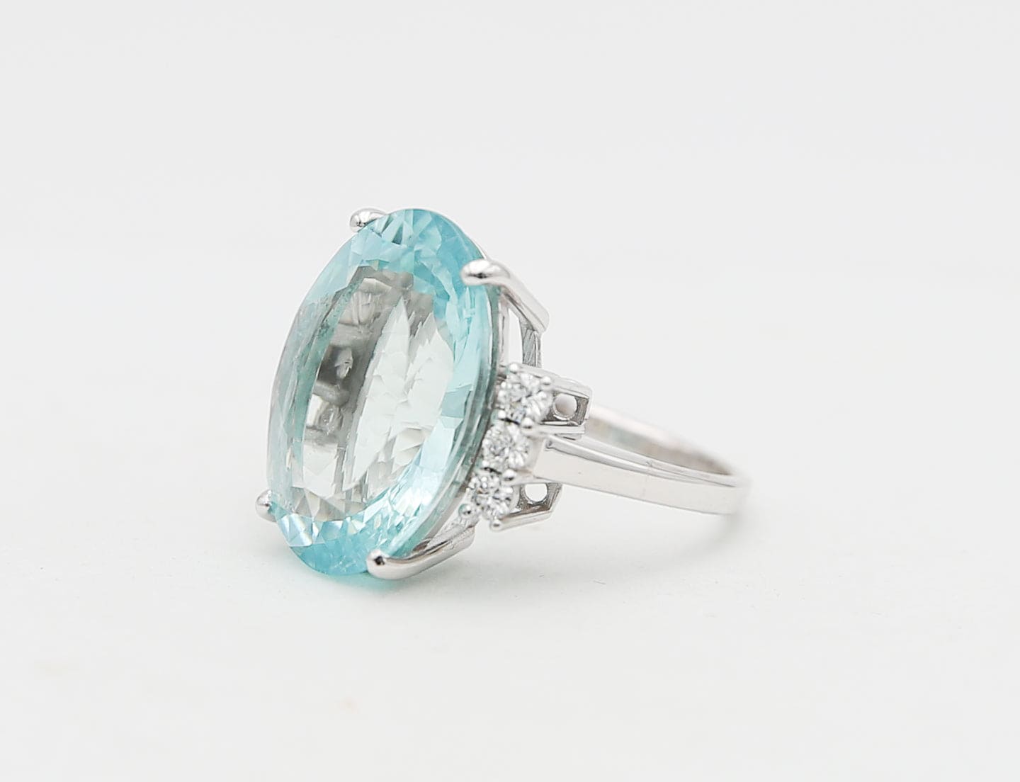 Anello in oro con acquamarina e diamanti