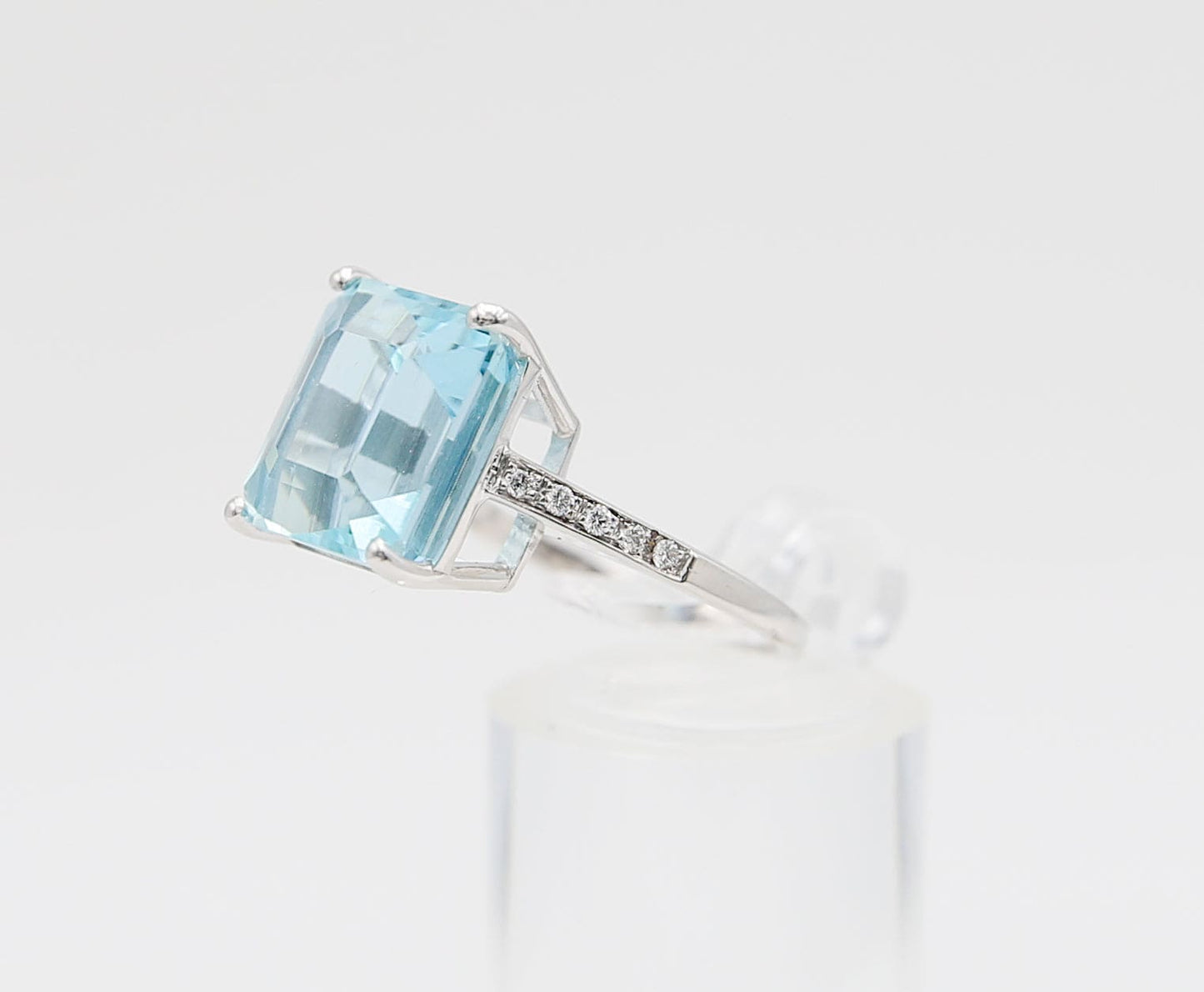 Anello in oro con acquamarina e diamanti