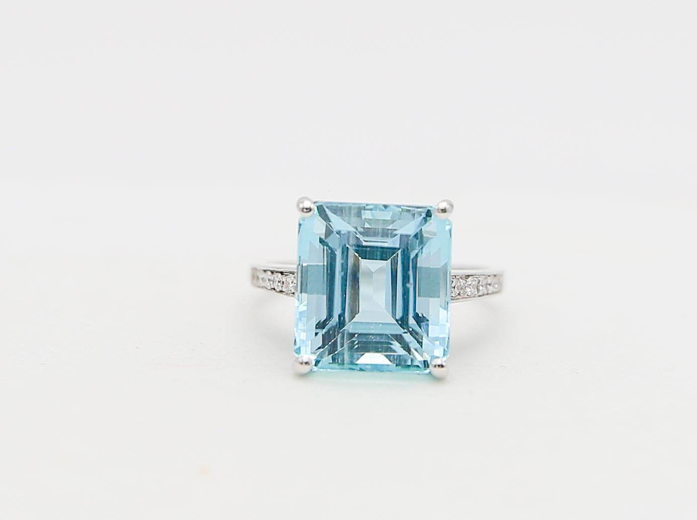 Anello in oro con acquamarina e diamanti