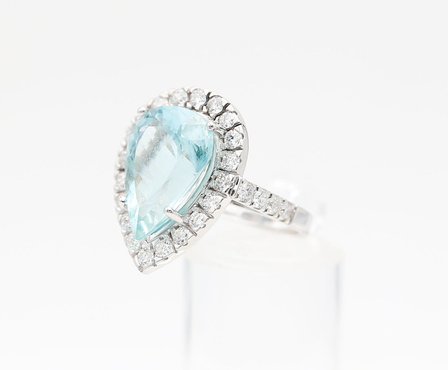 Anello in oro bianco con goccia di acquamarina e cornice di diamanti