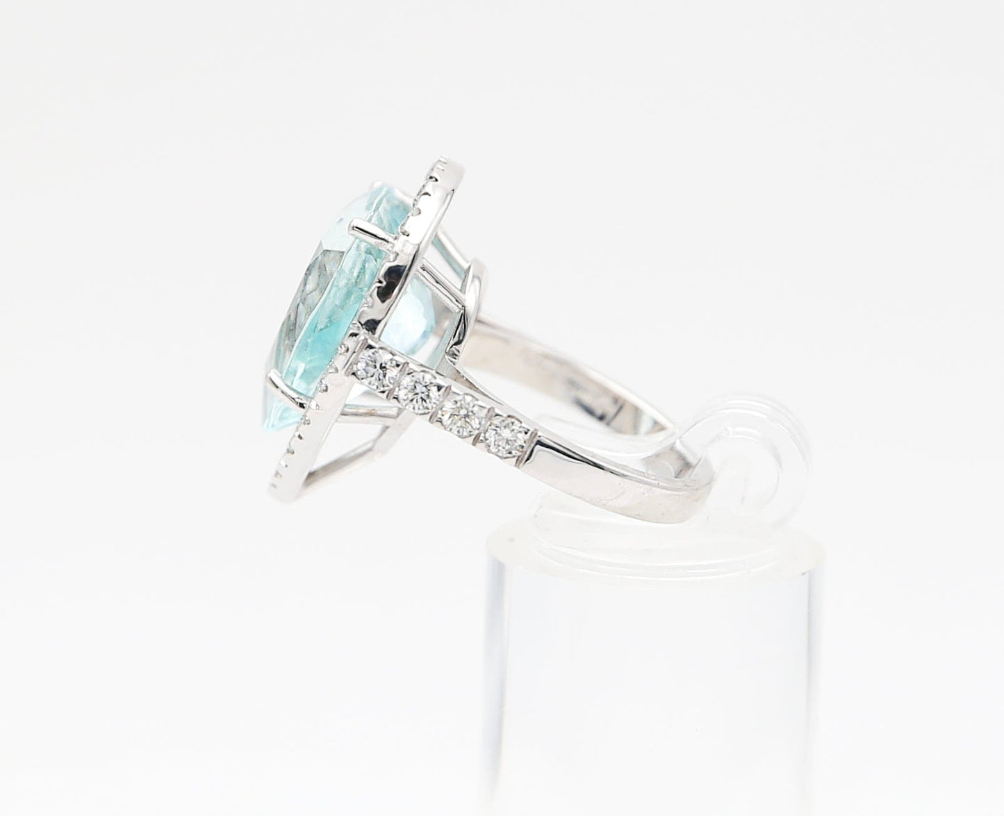Anello in oro bianco con goccia di acquamarina e cornice di diamanti