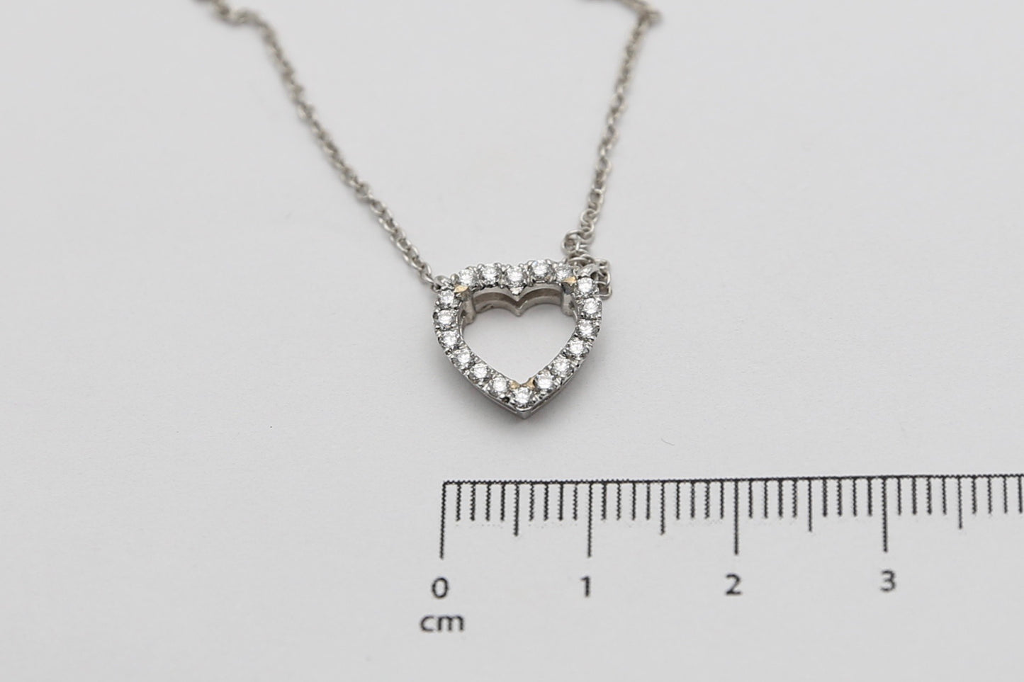 Catenina in oro con cuore di diamanti