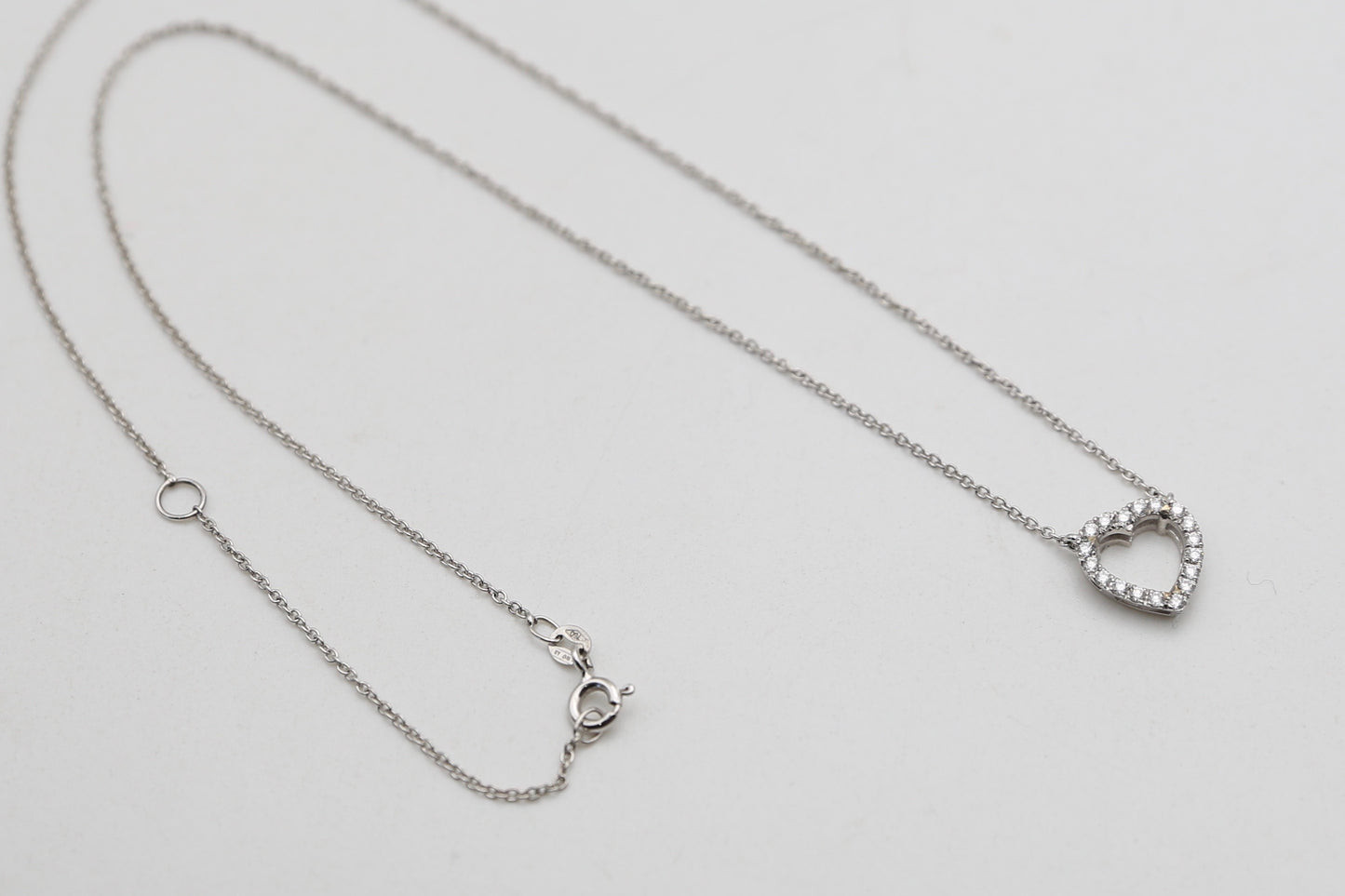 Catenina in oro con cuore di diamanti