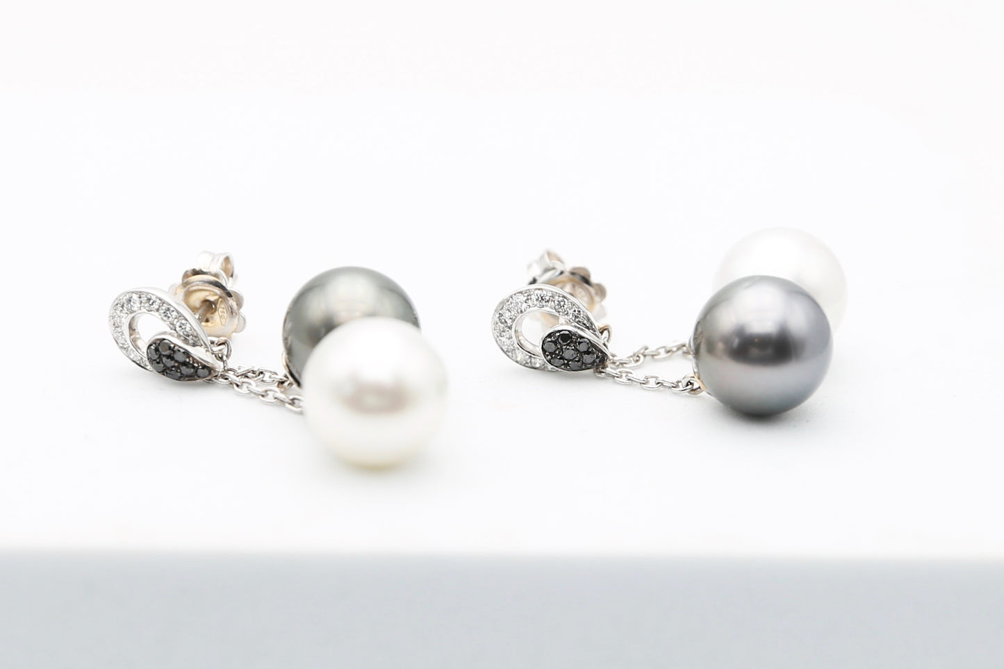 Orecchini in oro bianco con perle e diamanti