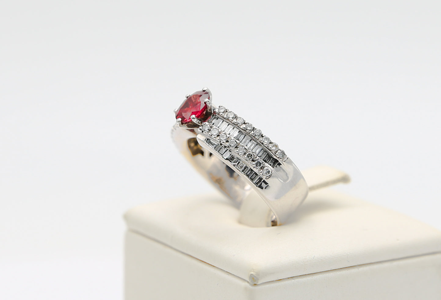 Anello in oro con rubino e diamanti