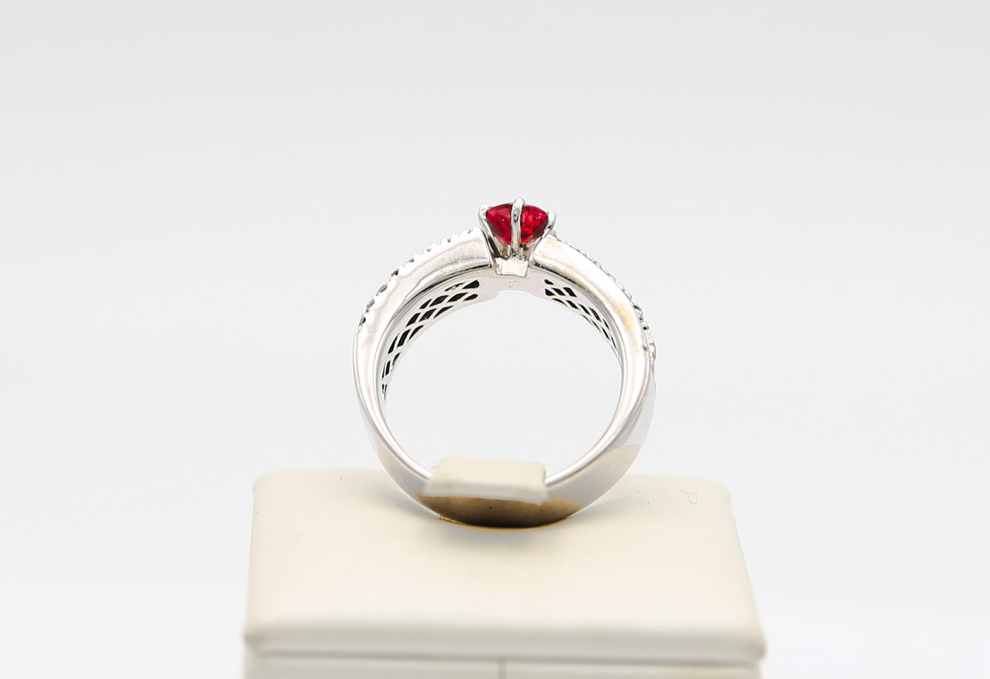Anello in oro con rubino e diamanti