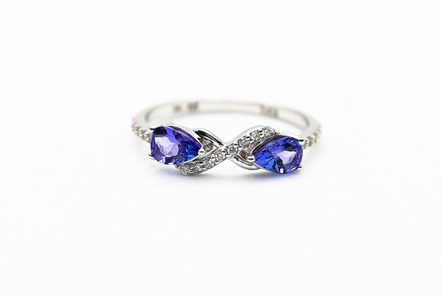 Anello in oro con tanzanite e diamanti
