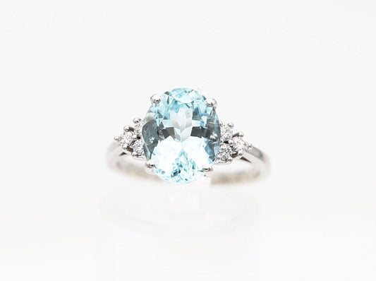 Anello in oro con acquamarina e diamanti