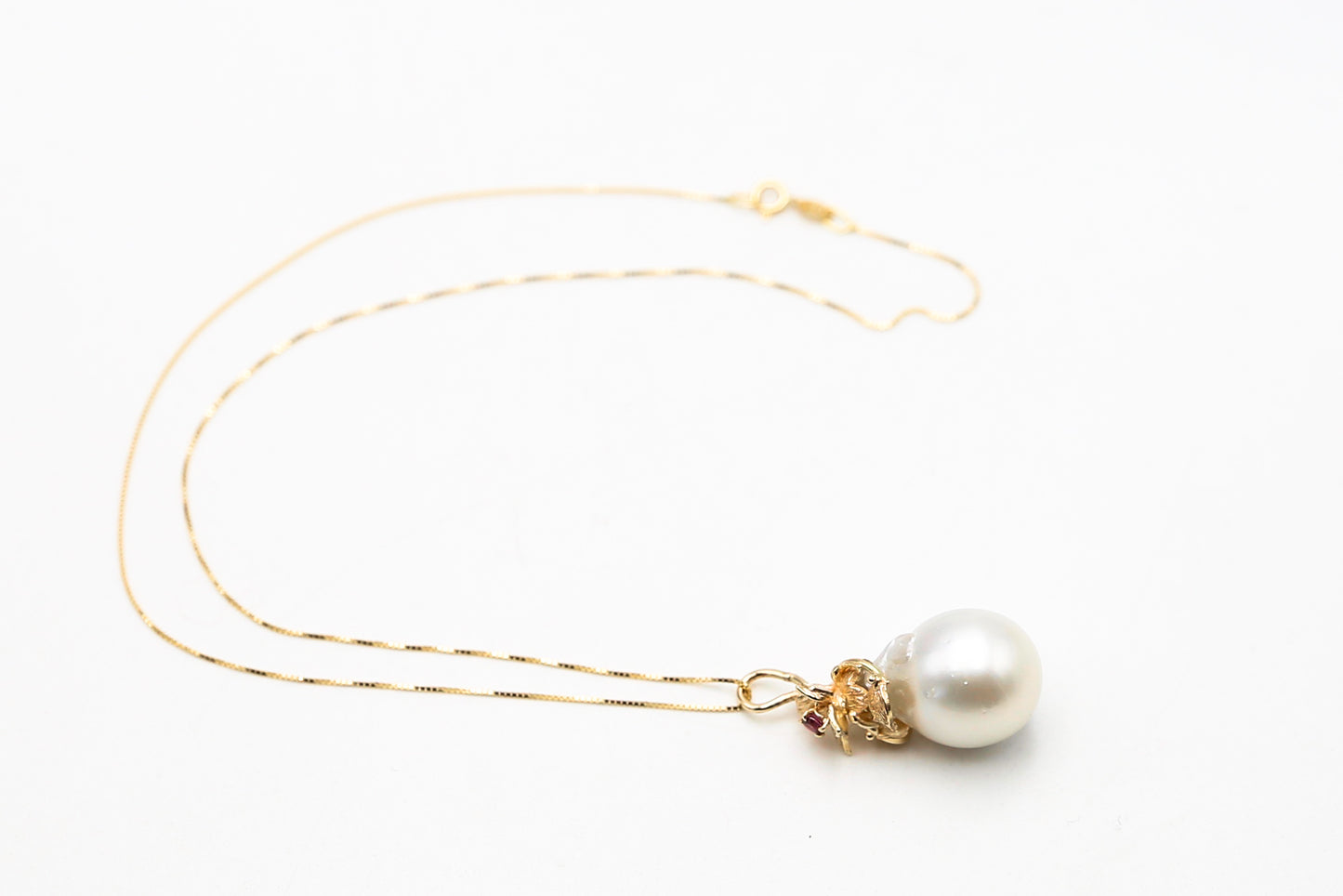 Collana in oro con ciondolo perla e zaffiro