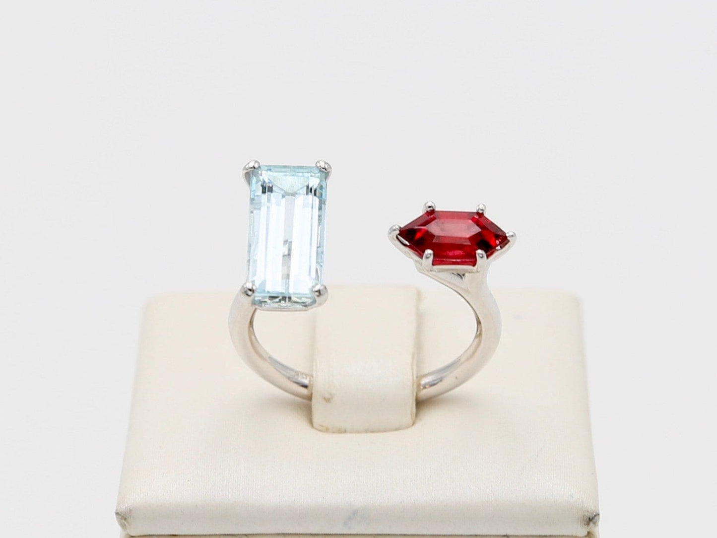 Anello in oro bianco con acquamarina e granato