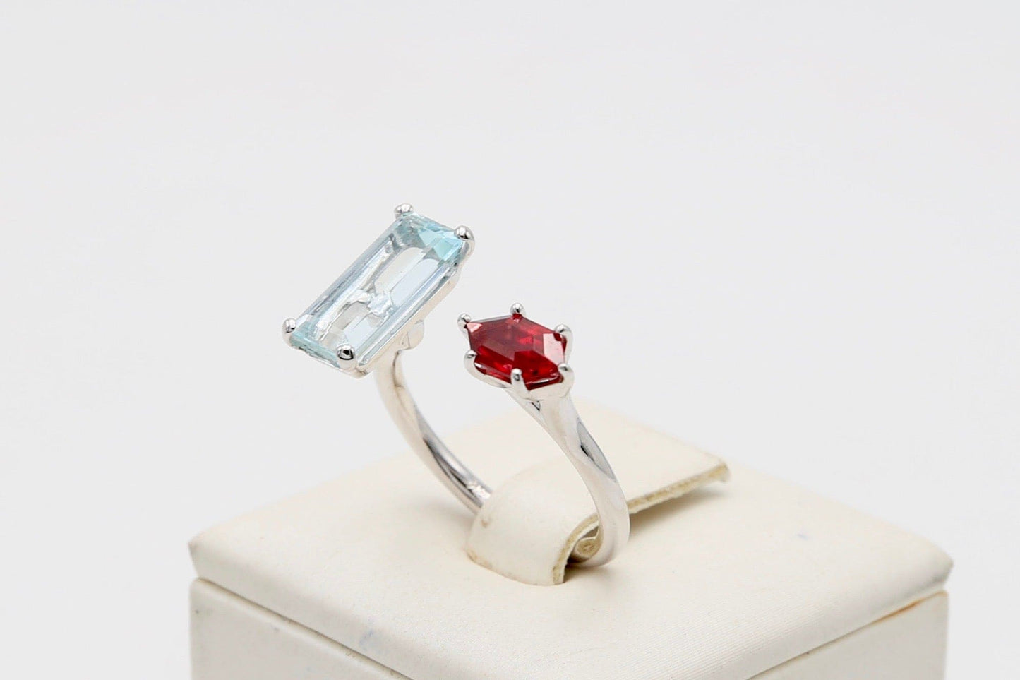 Anello in oro bianco con acquamarina e granato