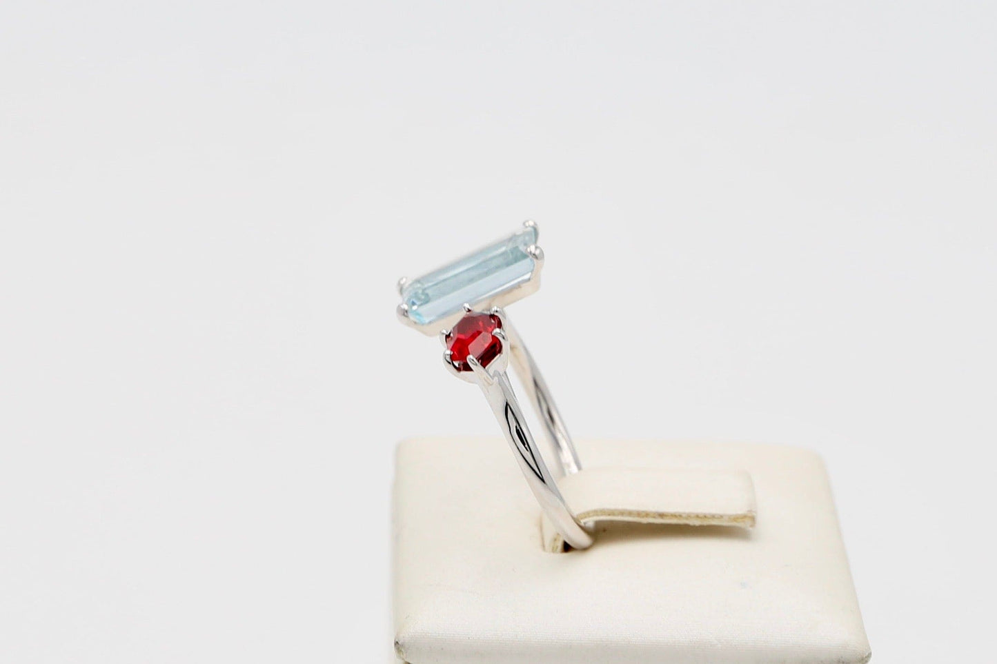Anello in oro bianco con acquamarina e granato