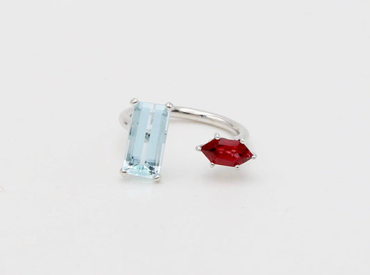 Anello in oro bianco con acquamarina e granato