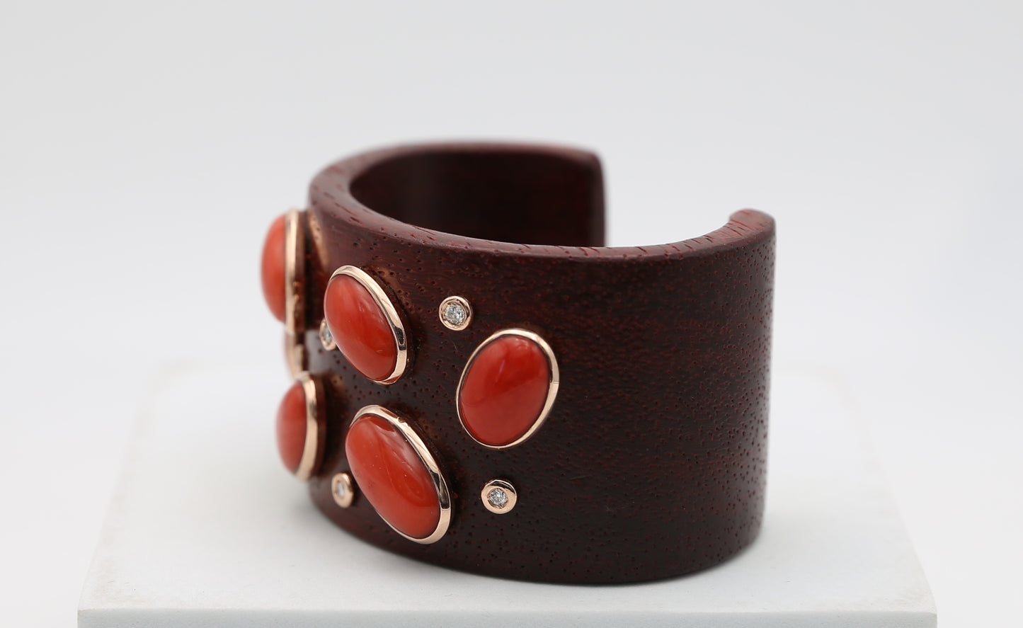 Bracciale legno con corallo e diamanti