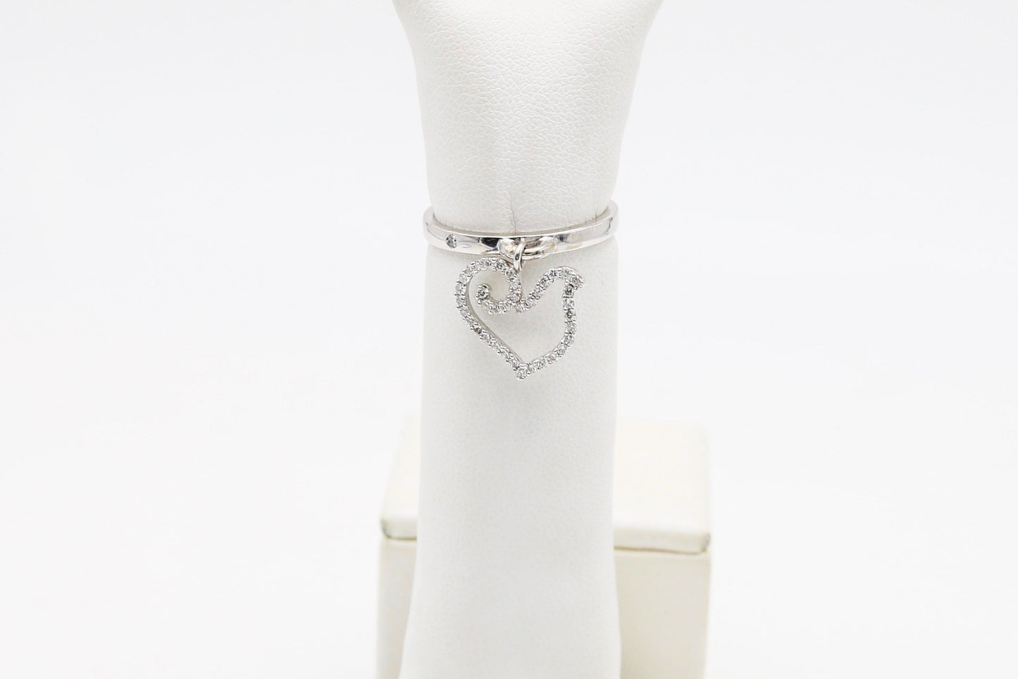 Anello con cuore di diamanti