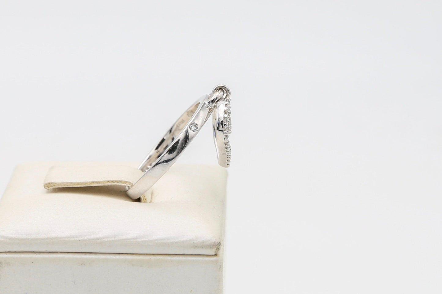 Anello con cuore di diamanti