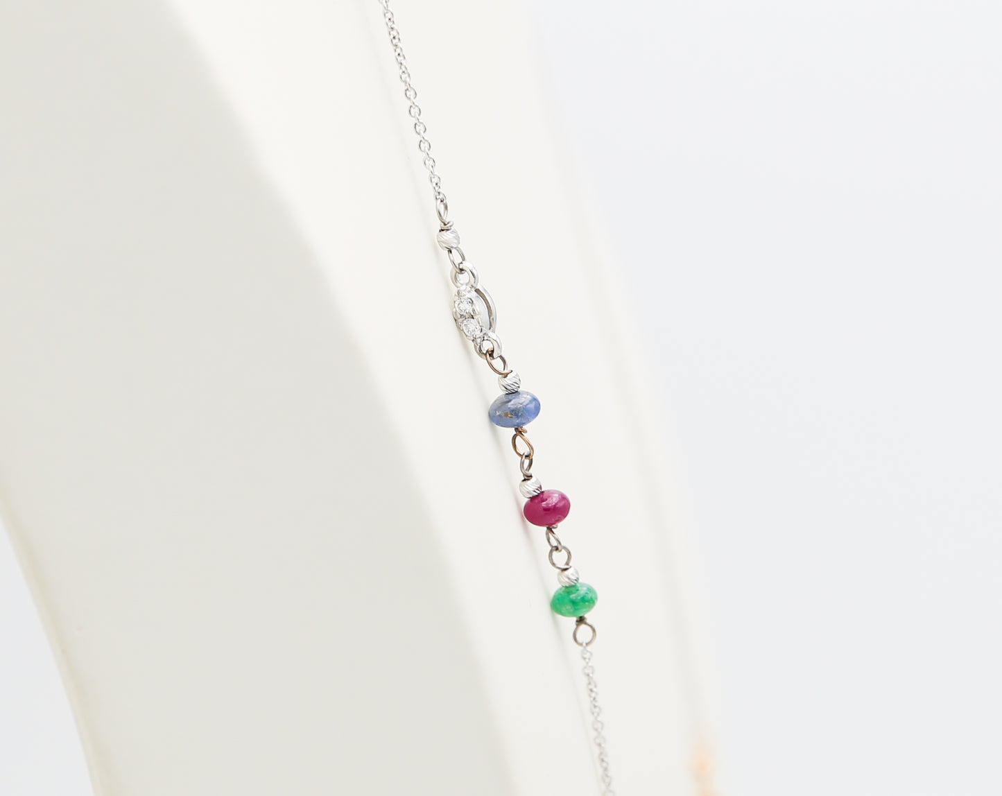 Collana in oro con pietre