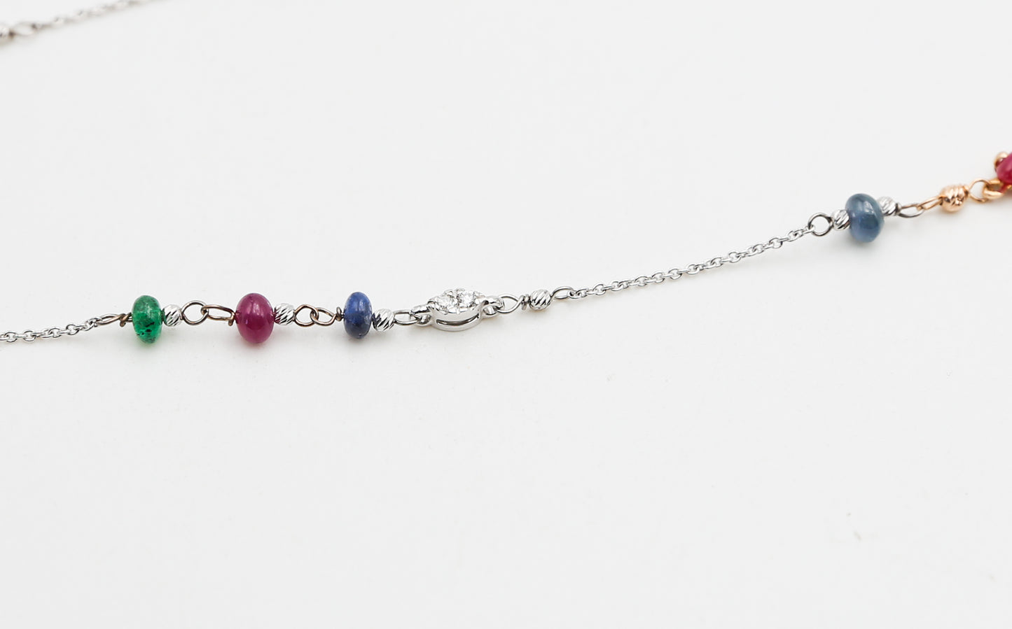 Collana in oro con pietre