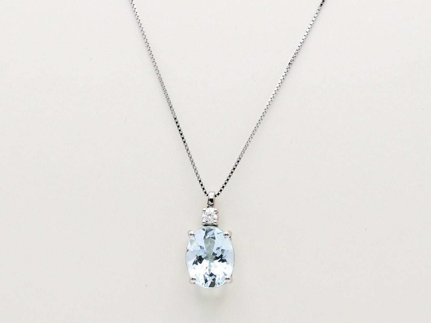 Gold necklace with aquamarine and diamond