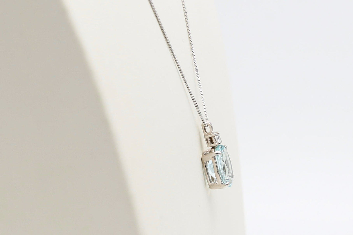 Gold necklace with aquamarine and diamond