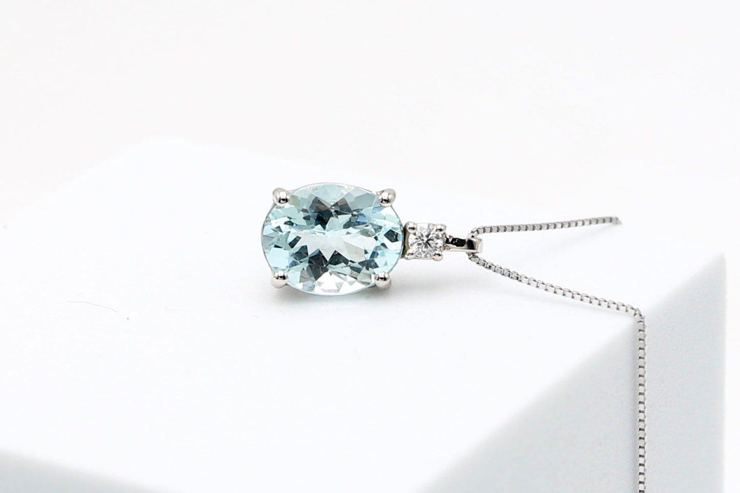 Gold necklace with aquamarine and diamond