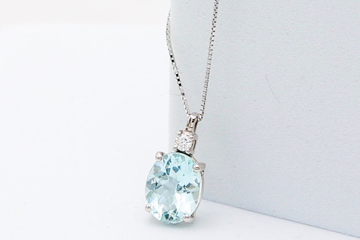 Gold necklace with aquamarine and diamond