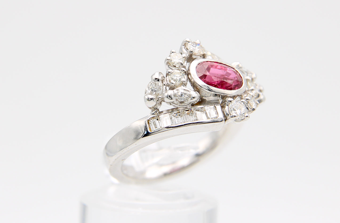 Anello in oro con rubino e diamanti