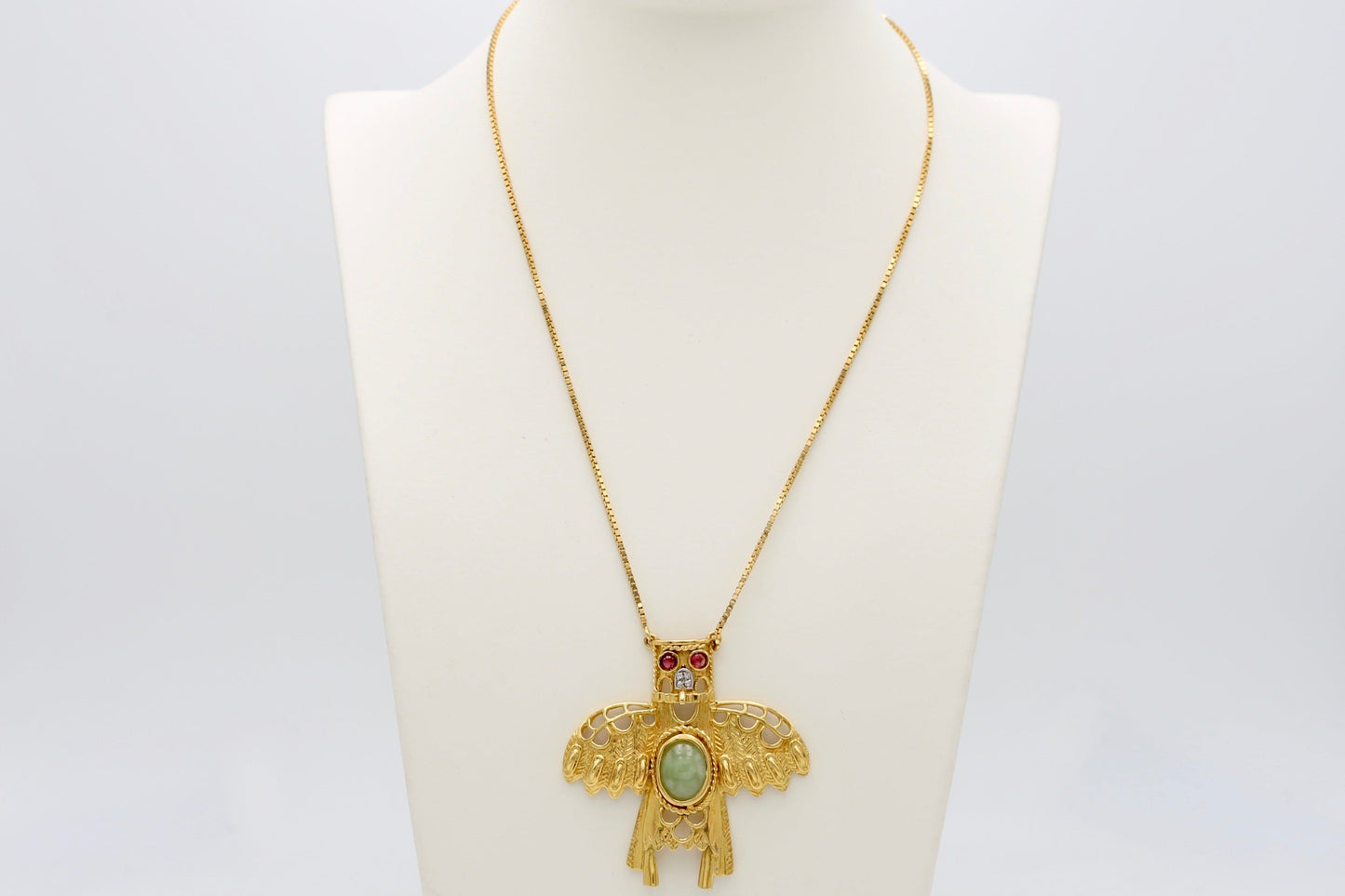 Collana con amuleto e pietre