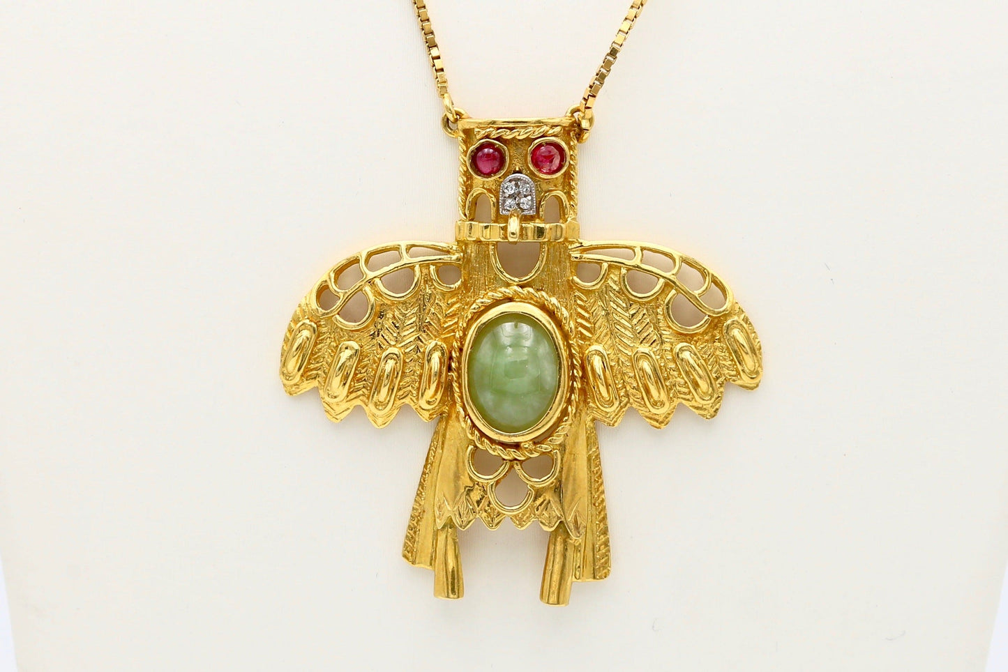 Collana con amuleto e pietre