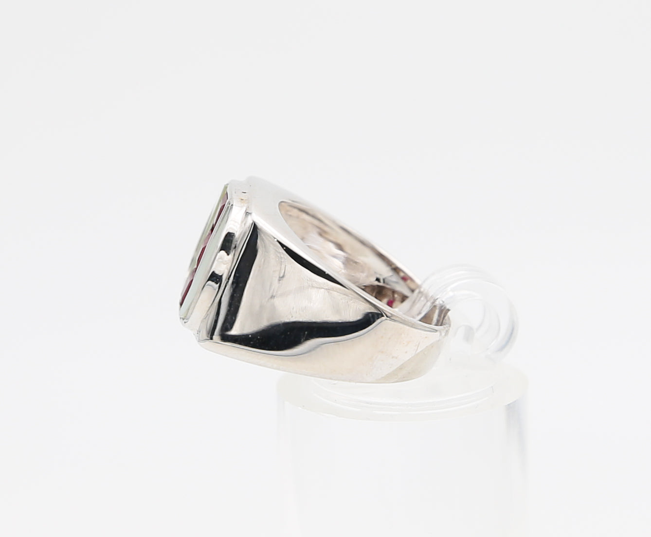 Anello chevalier oro madreperla e rubini