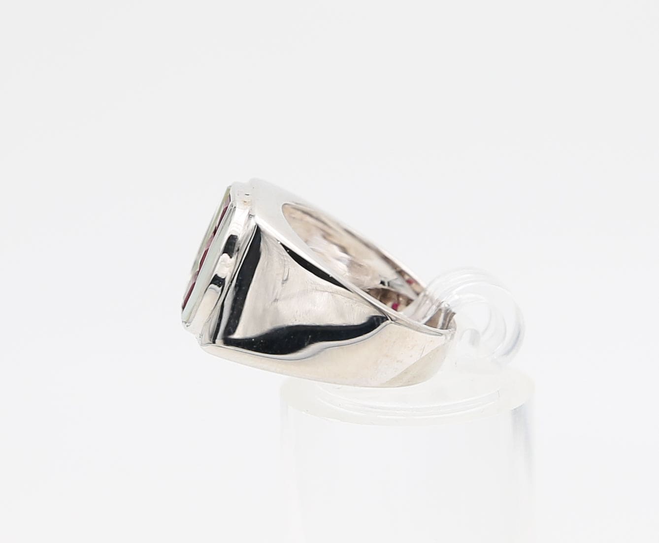 Gold chevalier ring with mother of pearl and rubies