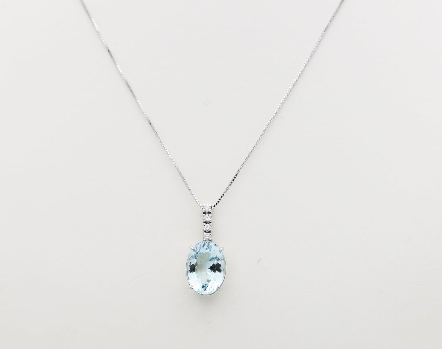 Aquamarine and diamond pendant chain