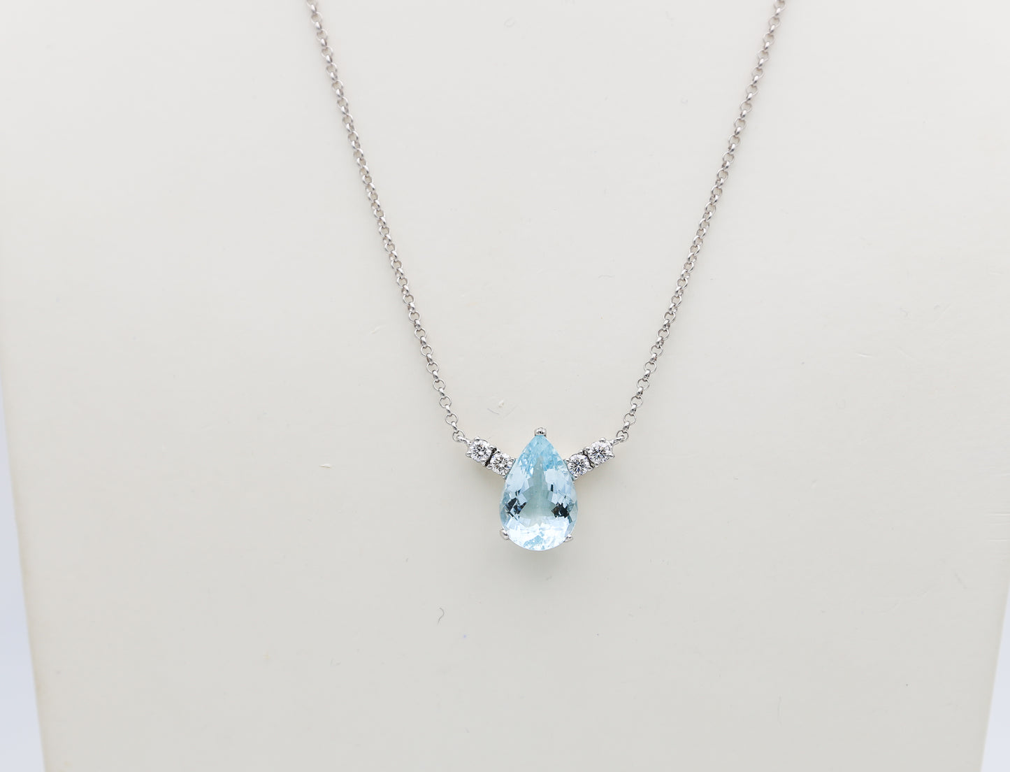 Collana con acquamarina e diamanti