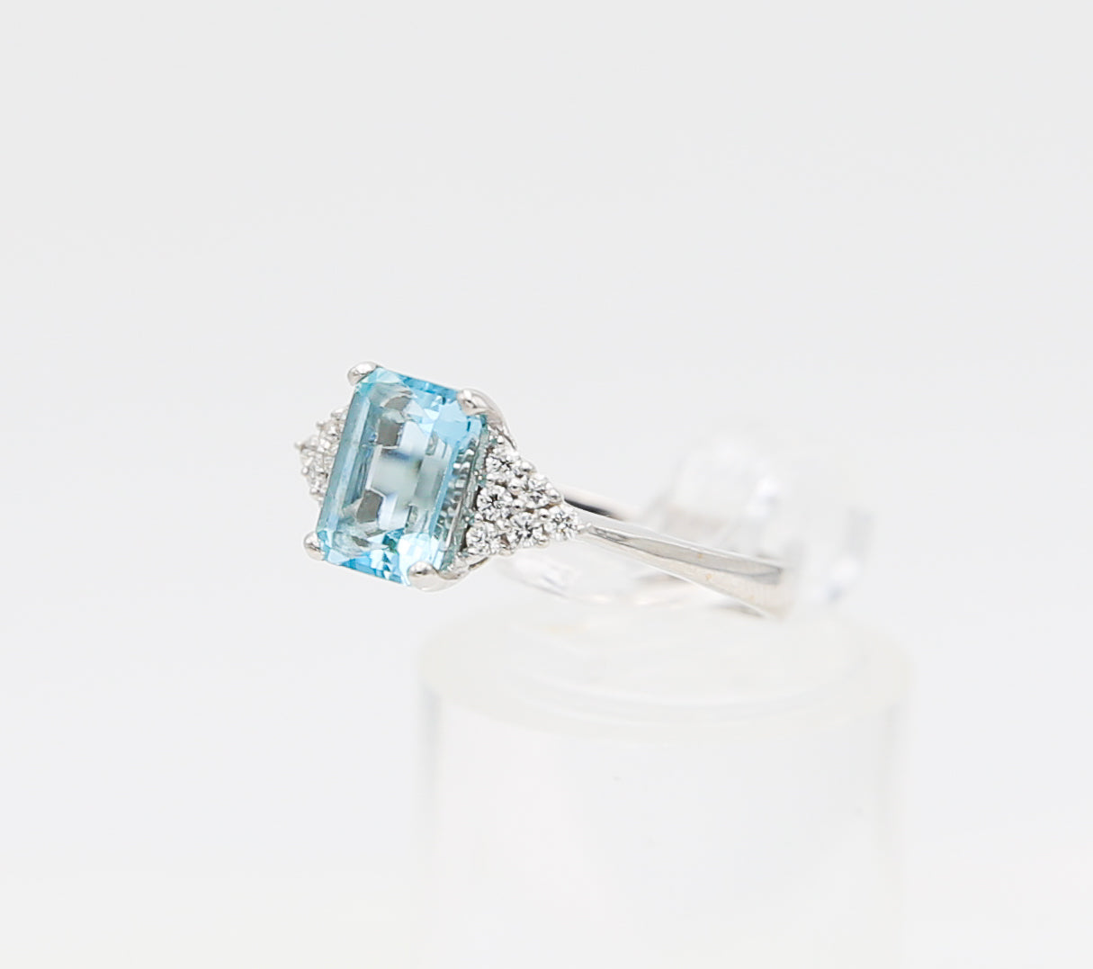 Anello con acquamarina e diamanti