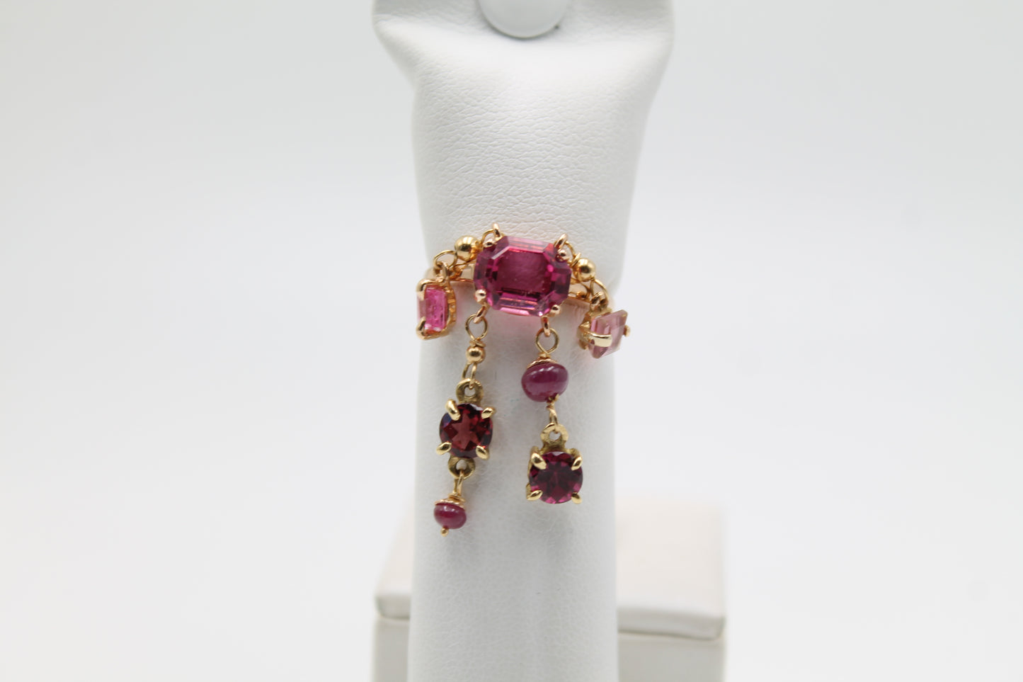 Anello in oro con tormaline rubini e granato pendenti