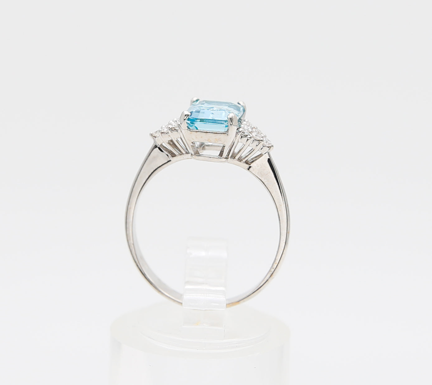 Anello con acquamarina e diamanti