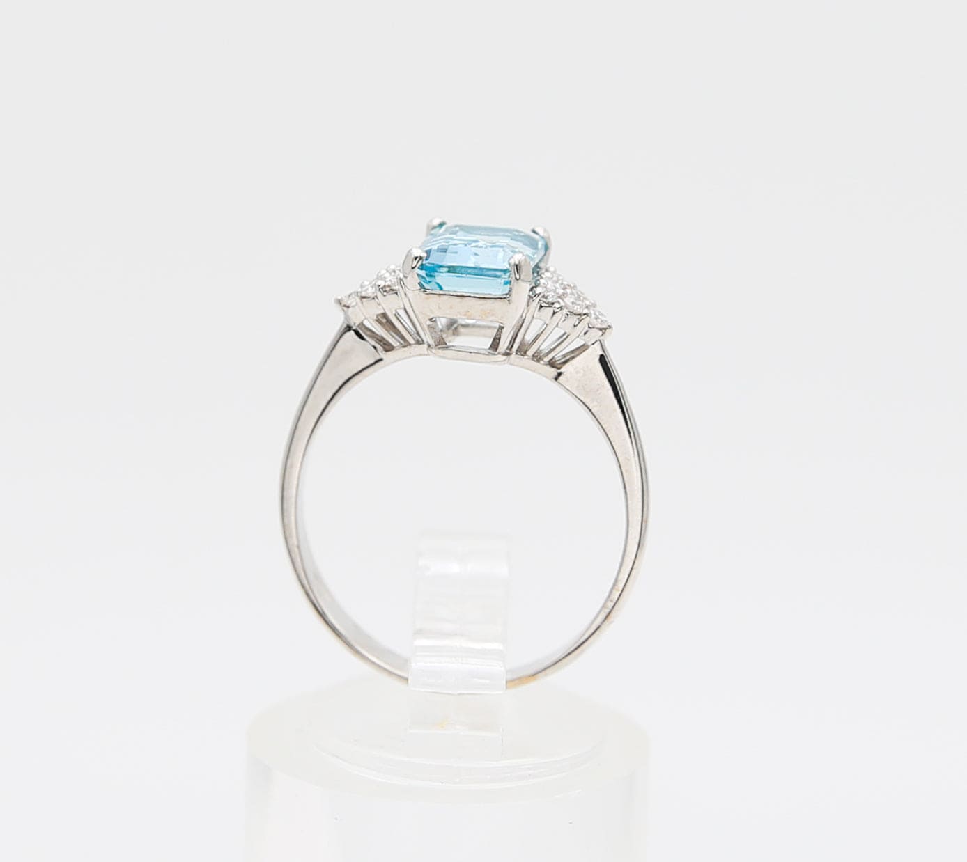 Ring with aquamarine and diamonds