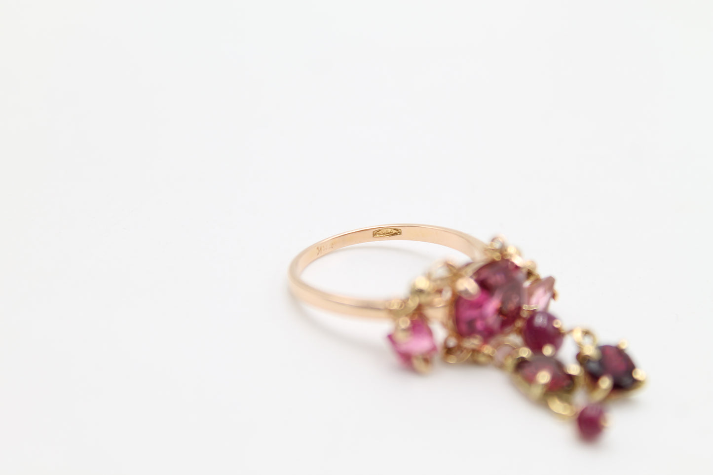 Anello in oro con tormaline rubini e granato pendenti