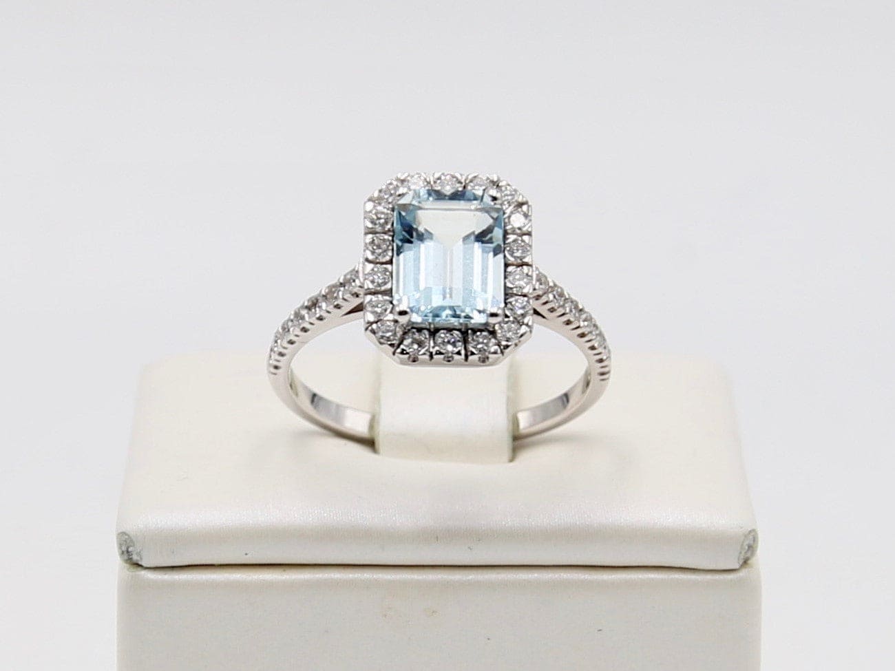 Bague en or blanc avec aigue-marine rectangulaire et diamants