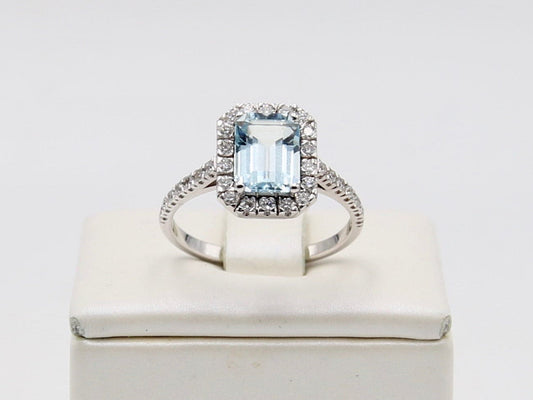 Anello in oro bianco con acquamarina rettangolare e diamanti