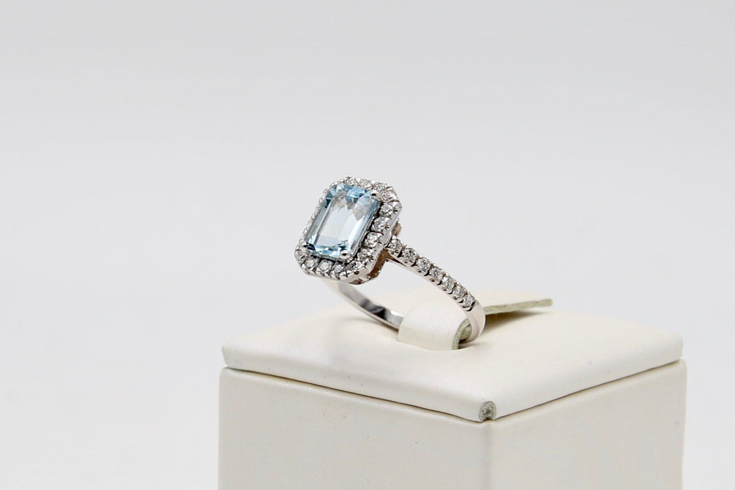 Bague en or blanc avec aigue-marine rectangulaire et diamants
