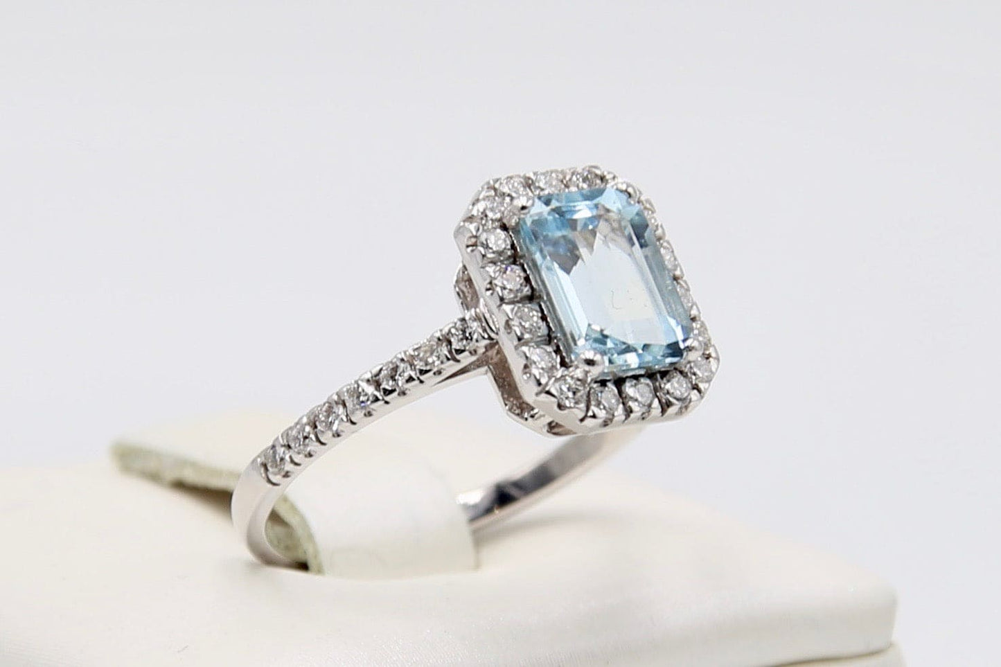 Bague en or blanc avec aigue-marine rectangulaire et diamants