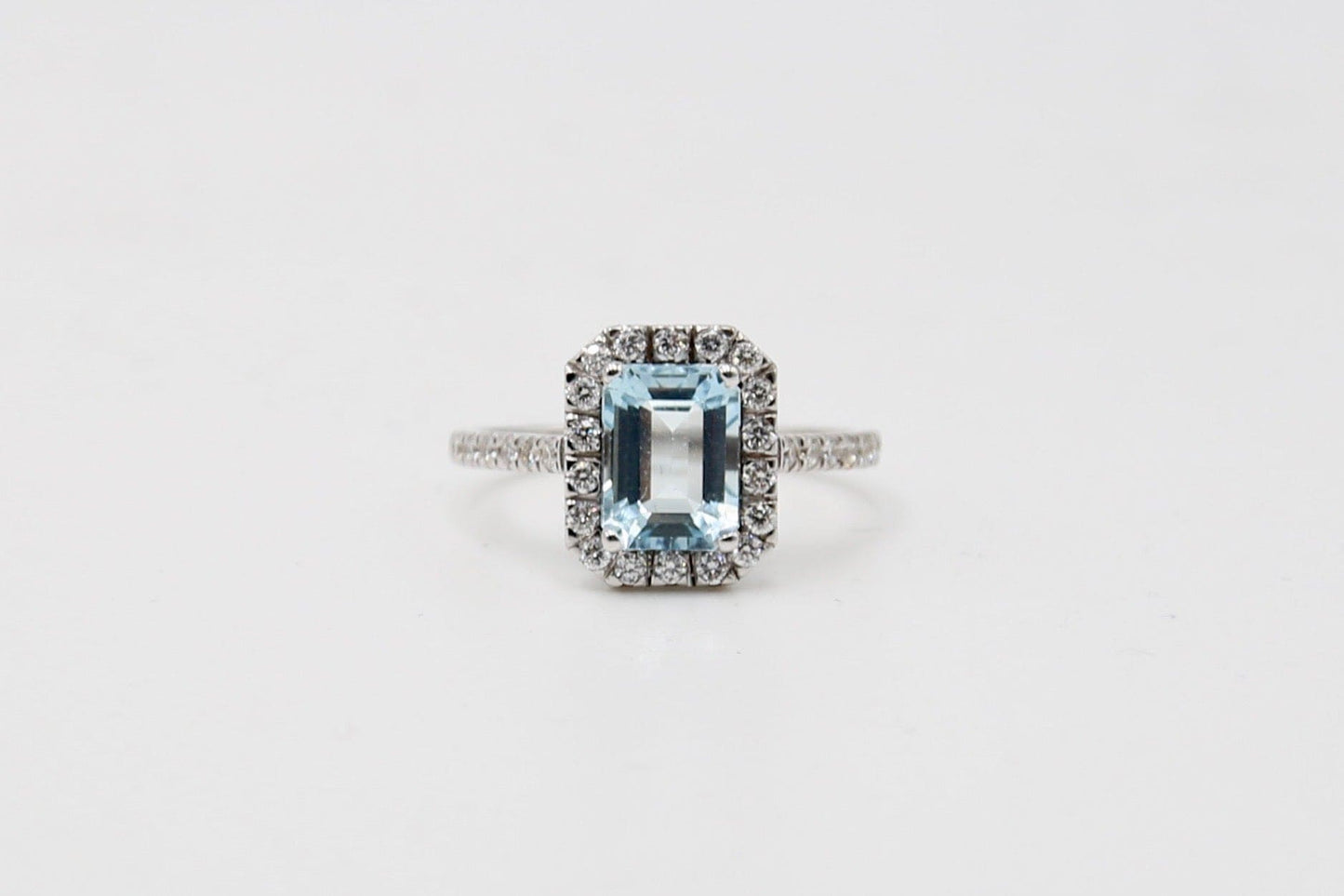 Bague en or blanc avec aigue-marine rectangulaire et diamants