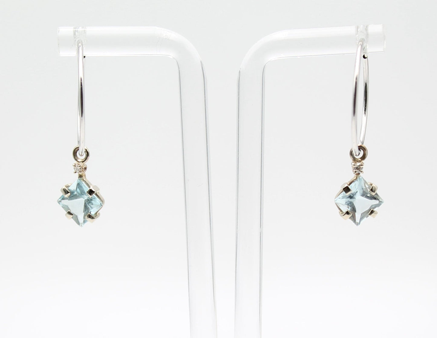 Orecchini a cerchio oro bianco acquamarina e diamante