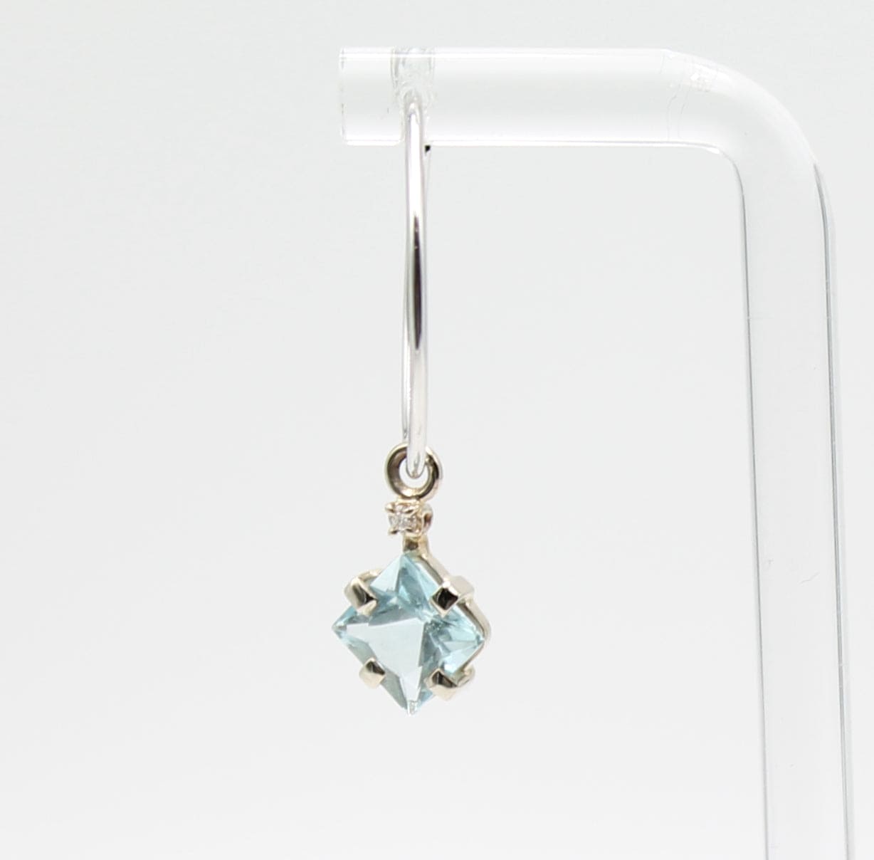 Orecchini a cerchio oro bianco acquamarina e diamante