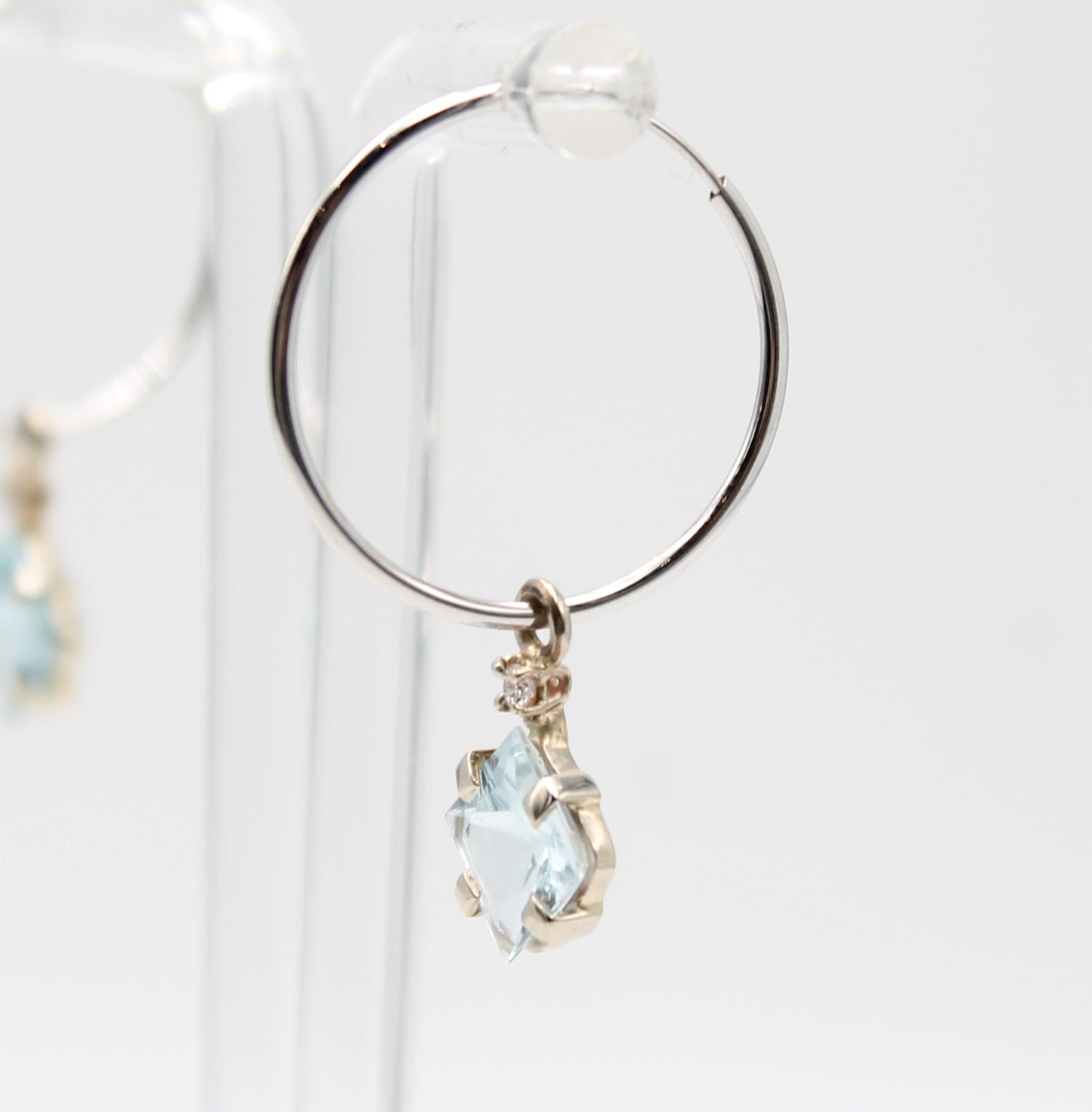 Orecchini a cerchio oro bianco acquamarina e diamante
