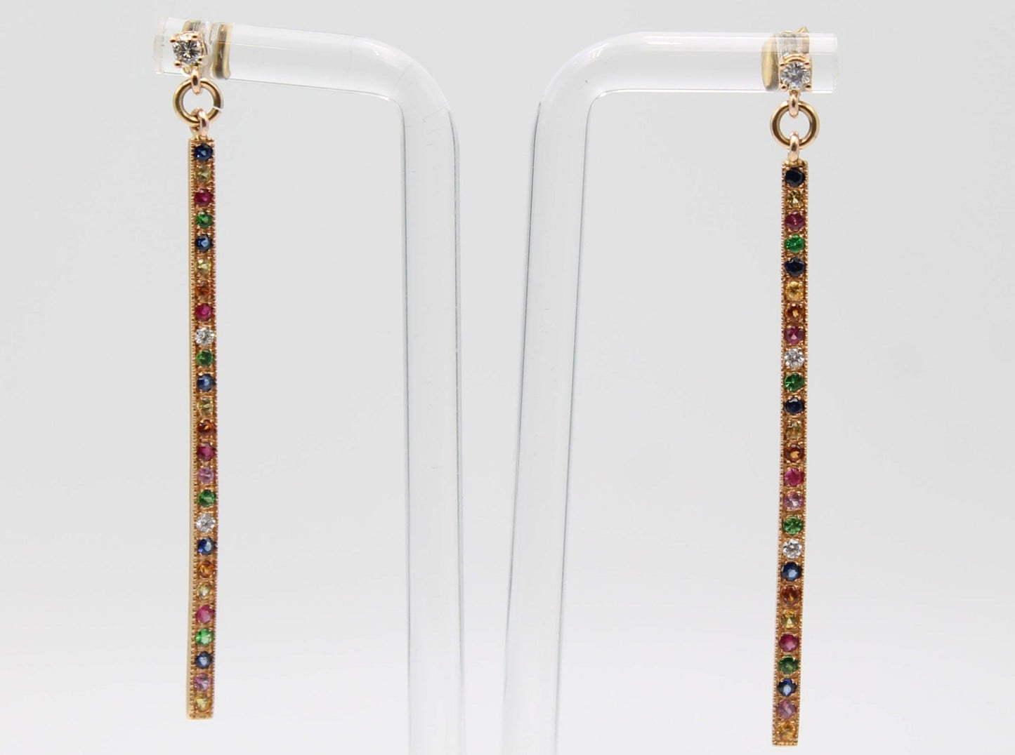 Orecchini oro linea diamanti e zaffiri multicolor