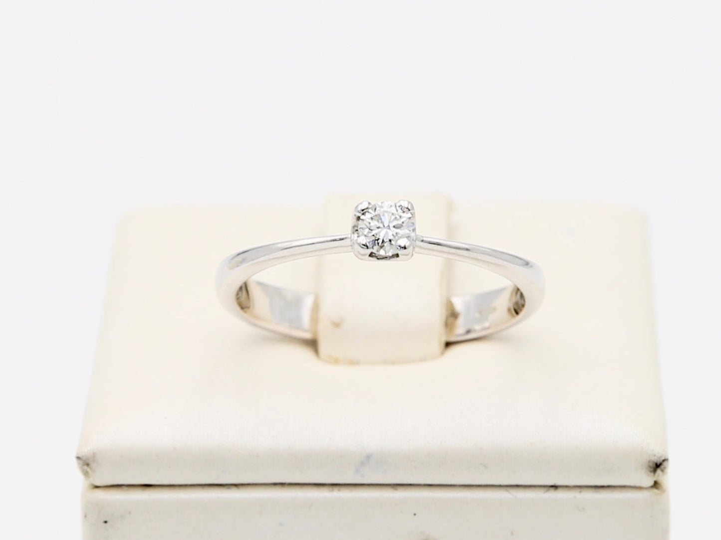 Solitaire with diamond