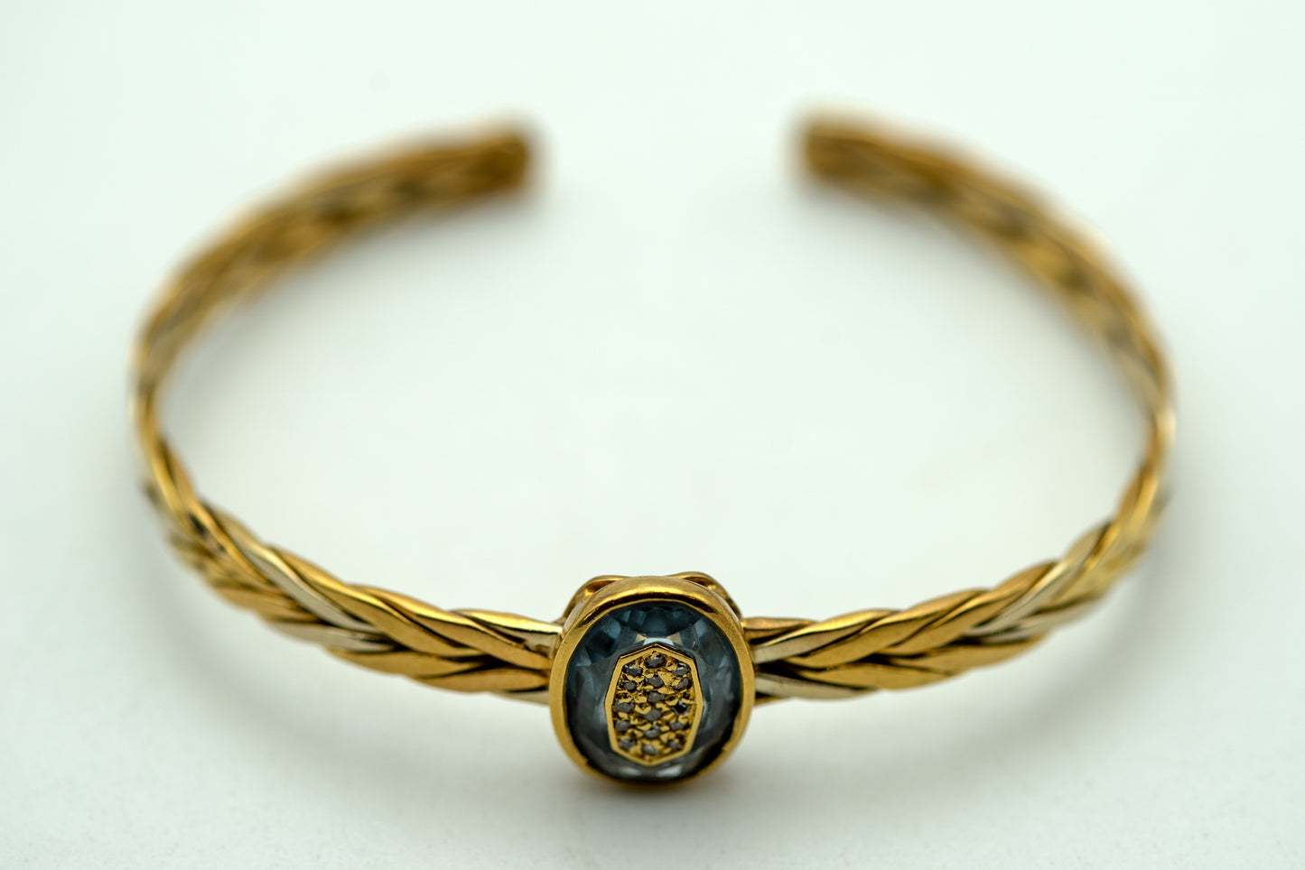 Bracciale rigido in oro giallo e pietre