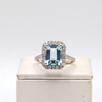 White gold ring with aquamarine and diamonds